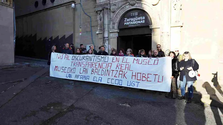 Trabajadores del Museo de Navarra se concentran contra los recortes. LAB
