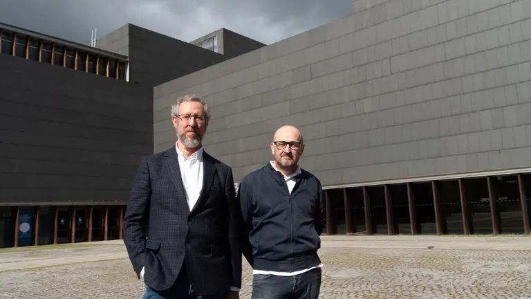 Alberto Cañada y Julio Mazarico, actual responsable de programación de Filmoteca de Navarra y próximo responsable de la entidad, durante la presentacion del Ciclo de Cine para Jóvenes de este 2025, que tuvo lugar en Baluarte. CEDIDA