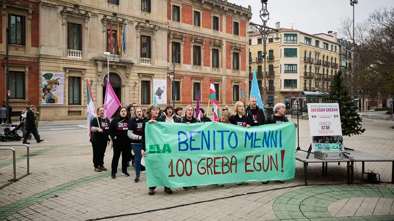 Trabajadores del centro Benito Menni finalizan la marcha que han realizado desde Elizondo a Pamplona cuando cumplen 100 d&iacute;as de huelga por la mejora del servicio y las condiciones laborales. PABLO LASAOSA