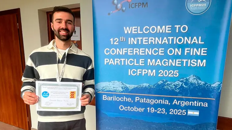 Eduardo Ordoqui, en el congreso, junto a su póster premiado y el diploma del premio. UNIVERSIDAD PÚBLICA DE NAVARRA