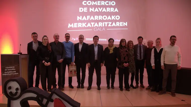 El consejero Irujo y el director general Ezkurra, con los premiados en la Gala de Comercio. GOBIERNO DE NAVARRA