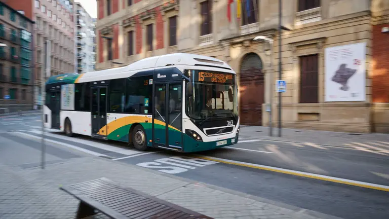 Varias personas en una villavesa en Pamplona. PABLO LASAOSA