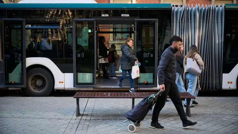 Varias personas en una villavesa en Pamplona. PABLO LASAOSA
