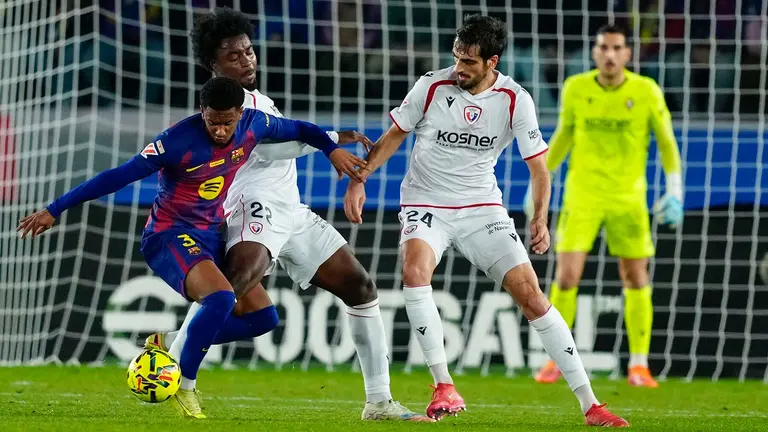 El defensa del FC Barcelona Alejandro Balde (i) durante el partido de la jornada 16 de LaLiga que FC Barcelona y Atl&eacute;tico Osasuna disputan este s&aacute;bado en el Camp Nou. EFE/ Alejandro Garc&iacute;a