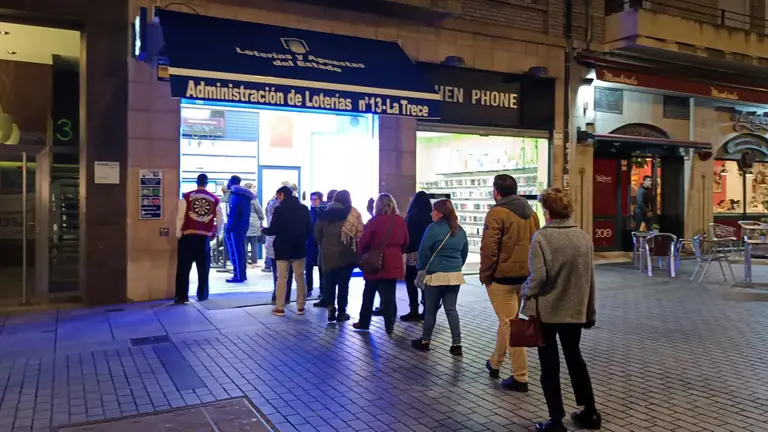 Colas a las puertas de LA Trece, una de las administracioens de loter&iacute;a con m&aacute;s tir&oacute;n en el sorteo de "El Gordo". NAVARRA.COM