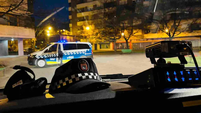 Dos coches patrulla durante un intervenci&oacute;n policial. POLIC&Iacute;A MUNICIPAL DE PAMPLONA