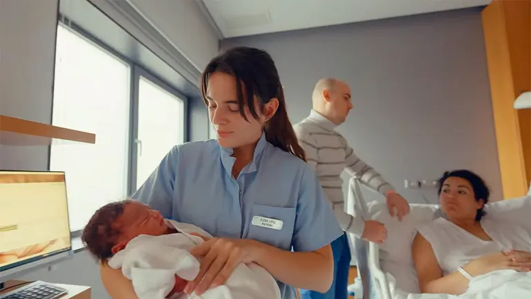 Una enfermera de la CUN cuida de un beb&eacute; reci&eacute;n nacido. CL&Iacute;NICA UNIVERSIDAD DE NAVARRA