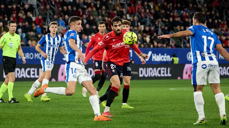 Partido de La Liga EA Sports entre CA Osasuna y Deportivo Alav&eacute;s disputado en el estadio de El Sadar en Pamplona. I&Ntilde;IGO ALZUGARAY