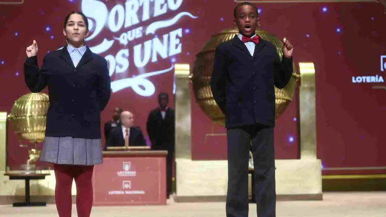 Los ni&ntilde;os de San Ildefonso cantan el segundo premio de la Loter&iacute;a de Navidad. EUROPA PRESS