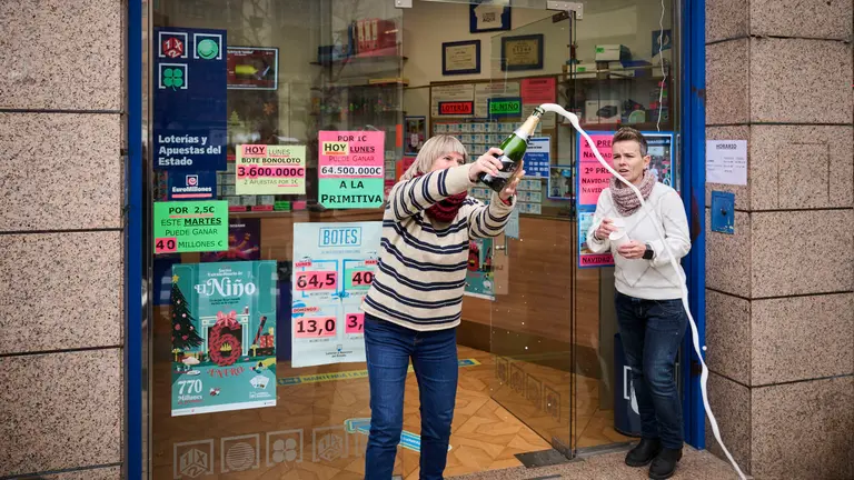 La administraci&oacute;n de loter&iacute;a "La Esquina de la Suerte" reparte el tercer premio de la Loter&iacute;a de Navidad 2025 con el n&uacute;mero 90693. PABLO LASAOSA