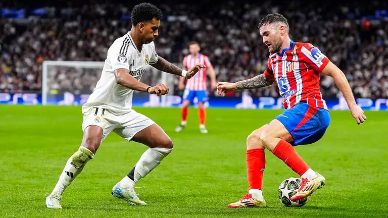 El lateral Javi Galan, a la derecha, en pugna con Rodrygo Goes. Oscar J. Barroso / AFP7 / Europa Press