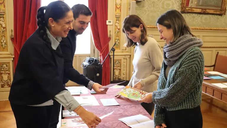 El jurado selecciona las postales navideñas. AYUNTAMIENTO DE TUDELA