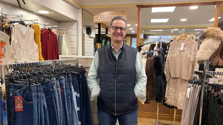 &Aacute;ngel Sola en la tienda de moda centenaria que dirige en Sang&uuml;esa. Navarra.com