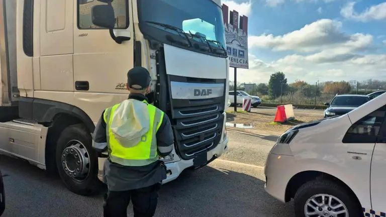 Un agente de la Guardia Civil ante el cami&oacute;n que ha atropellado a la mujer. GUARDIA CIVIL