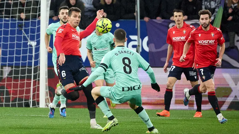 Lucas Torr&oacute; (6. CA Osasuna) y Oihan Sancet (8. Athletic Club) durante el partido de La Liga EA Sports entre CA Osasuna y Athletic Club disputado en el estadio de El Sadar en Pamplona. I&Ntilde;IGO ALZUGARAY