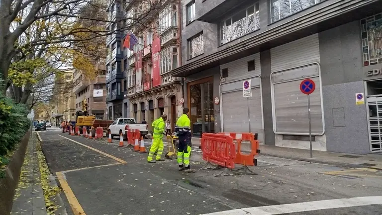 Primeras catas de las obras de reurbanizaci&oacute;n del paseo de Sarasate. EUROPA PRESS