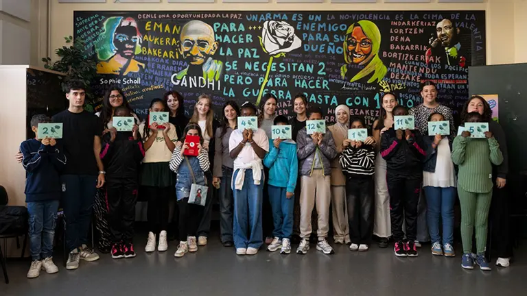 Personas mentoras del proyecto Ruise&ntilde;or-Urretxindorra posan con ni&ntilde;as y ni&ntilde;os mentorizados. UNIVERSIDAD P&Uacute;BLICA DE NAVARRA