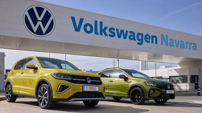 Dos coches a la entrada de la f&aacute;brica de Volkswagen en Landaben. VOLKSWAGEN NAVARRA