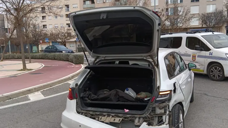 Uno de los coches accidentados en la glorieta. POLIC&Iacute;A LOCAL DE TUDELA
