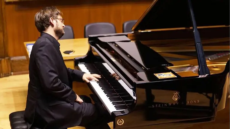 El malag&uuml;e&ntilde;o Manuel L&oacute;pez tocando el piano con la mano izquierda. Cedida.