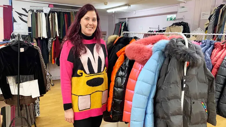 Noem&iacute; Guerrero en su tienda low cost Aynamodas en la localidad de Burlada. Navarra.com