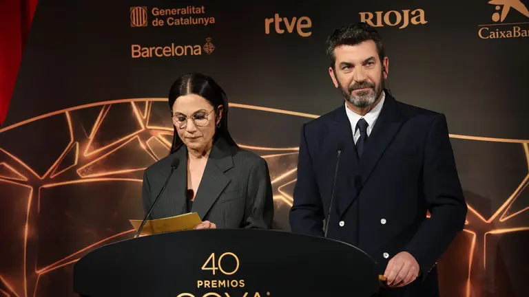 Toni Acosta y Arturo Valls durante la lectura de los nominados y nominadas a la 40 edici&oacute;n de los Premios Goya, en la Academia de Cine. RA&Uacute;L TERREL / EUROPA PRESS