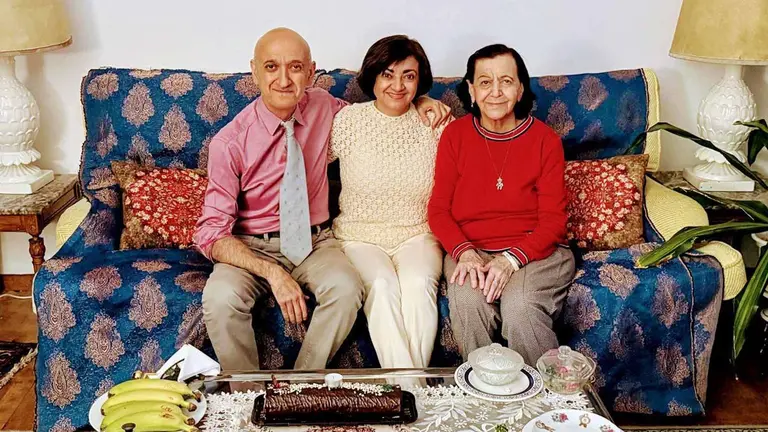 C&eacute;sar Fariboor Firooz con su hermana Nasy Firooz y su madre Behjat Abizadeh. Cedida.