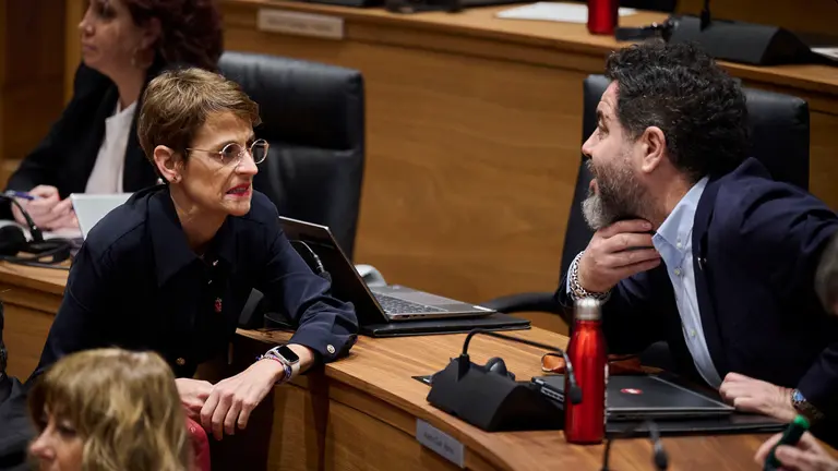 Mar&iacute;a Chivite, presidenta del Gobierno de Navarra, junto a Ram&oacute;n Alz&oacute;rriz, durante el Pleno del Parlamento de Navarra. PABLO LASAOSA