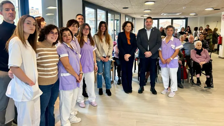 La consejera Maeztu junto al alcalde de Ribaforda, Tirso Calvo, y personal del centro de d&iacute;a de Ribaforada en el acto de inauguraci&oacute;n. GOBIERNO DE NAVARRA