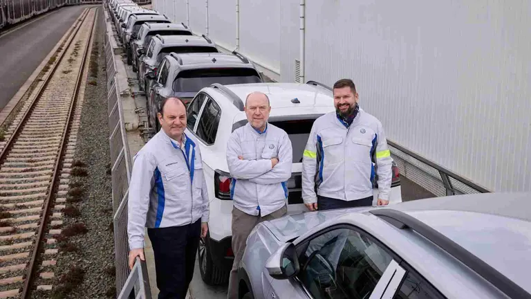 Alfonso Eslava (director de Log&iacute;stica), Pablo Mend&iacute;vil (gerente de Programaci&oacute;n y Control de la Producci&oacute;n/Distribuci&oacute;n) y Michal Dano (responsable de Distribuci&oacute;n) de Volkswagen Navarra.