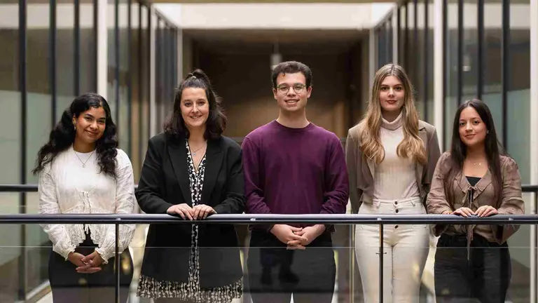 El equipo de la UPNA que participar&aacute; en el Moot court laboral, junto a la profesora Mirentxu Mar&iacute;n, en la Facultad de Ciencias Jur&iacute;dicas de la UPNA. De izda. a dcha., Ainhoa P&eacute;rez Mart&iacute;nez, Mirentxu Mar&iacute;n Malo, Luis Mart&iacute;nez G&oacute;miz, Silvia Almagro Aranda y Laura Villada Bonilla.