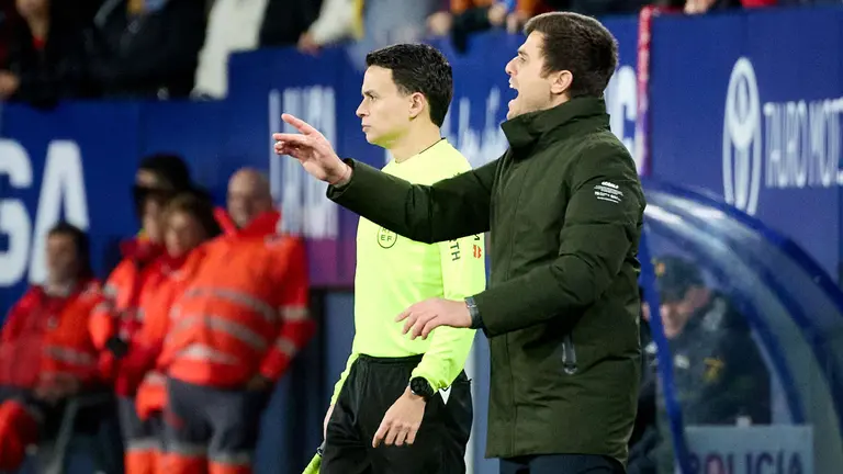 Alessio Lisci (entrenador CA Osasuna) durante el partido de La Liga EA Sports entre CA Osasuna y Real Oviedo disputado en el estadio de El Sadar en Pamplona. I&Ntilde;IGO ALZUGARAY