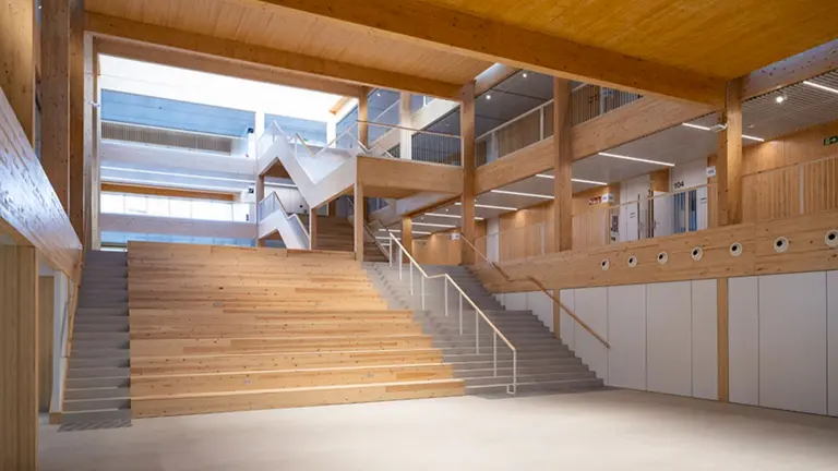 Grader&iacute;o situado en el atrio central del edificio de la nueva facultad de Ciencias de la Salud de la UPNA. UNIVERSIDAD P&Uacute;BLICA DE NAVARRA