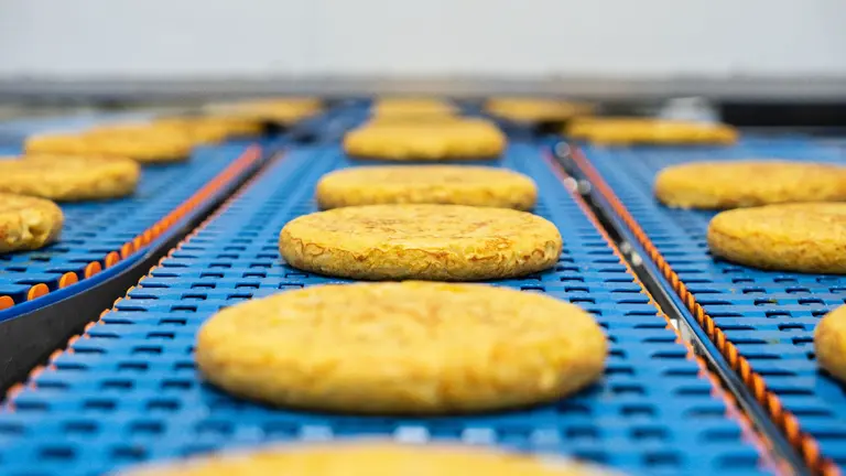 Imagen de la fabricaci&oacute;n de las tortillas de Mercadona en la planta de Elaborados Naturales en Funes. CEDIDA