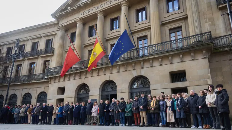 Concentraci&oacute;n en las puertas del Palacio de Navarra en solidaridad con las v&iacute;ctimas del accidente ferroviario de C&oacute;rdoba. I&Ntilde;IGO ALZUGARAY