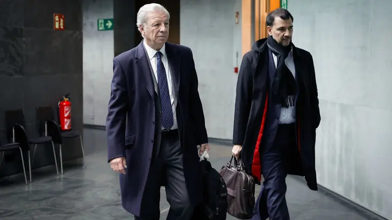 El miembro del comit&eacute; de direcci&oacute;n del grupo Joaquin Mollinedo (i), que hab&iacute;a sido designado por Acciona para comparecer en lugar de Entrecanales, ha acudido junto con el abogado del grupo Jos&eacute; Julio Figueroa (d) a la C&aacute;mara Foral. EFE/Villar L&oacute;pez