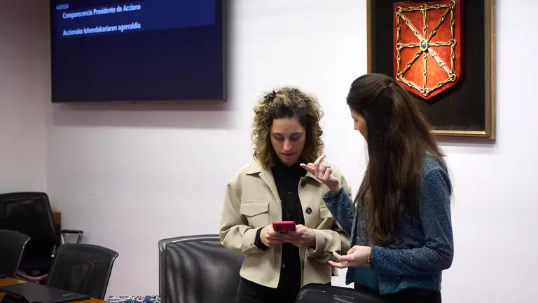 La letrada del Parlamento de Navarra y la presidenta de la comisi&oacute;n que investiga las obras de los t&uacute;neles de Belate dialogan tras la no comparecencia del presidente de Acciona, Jos&eacute; Manuel Entrecanales, a la que hab&iacute;a sido citado. I&Ntilde;IGO ALZUGARAY