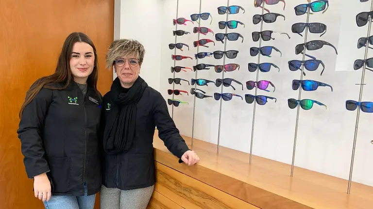 Eider y Ainhoa en la tienda Feder&oacute;pticos Zizur de Zizur Mayor. Navarra.com