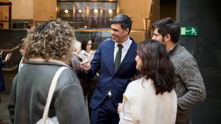 Javier Garc&iacute;a, del PP, habla con parte de su grupo parlamentario minutos antes de comenzar el pleno del Parlamento de Navarra. PABLO LASAOSA