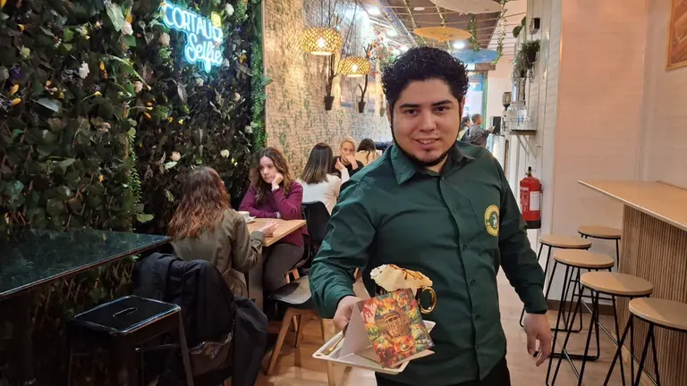 Roldi Le&oacute;n, gerente de Cortau Caf&eacute;, presenta su Caf&eacute; Torrija Caramelo. NAVARRA.COM