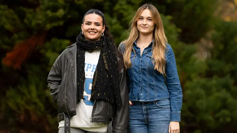 Aitziber Pel&aacute;ez (izq.) y Laura Garnica, autoras de la aplicaci&oacute;n, en el campus de Arrosadia de la UPNA. UNIVERSIDAD P&Uacute;BLICA DE NAVARRA
