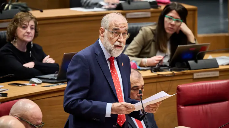 Fernando Dom&iacute;nguez, consejero de Salud, interviene en el Parlamento de Navarra. PABLO LASAOSA