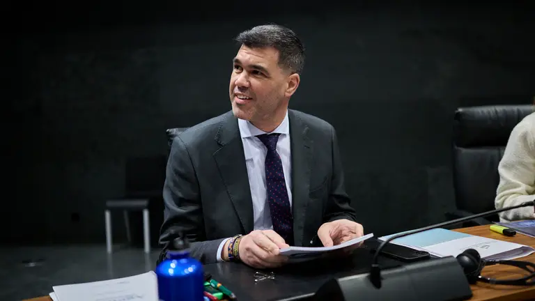 Javier Garc&iacute;a, del PPN, en su asiento del Parlamento. PABLO LASAOSA