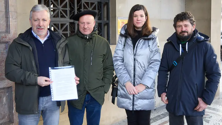 UAGN y EHNE Nafarroa entregan en la Delegaci&oacute;n del Gobierno un manifiesto con las principales reivindicaciones del sector. I&Ntilde;IGO ALZUGARAY