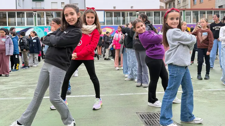 Un grupo de alumnas celebra el D&iacute;a de la Paz en el Colegio Santa Ana de Estella. CEDIDA