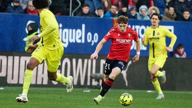 V&iacute;ctor Mu&ntilde;oz (21. CA Osasuna) durante el partido de La Liga EA Sports entre CA Osasuna y Villarreal CF disputado en el estadio de El Sadar en Pamplona. I&Ntilde;IGO ALZUGARAY