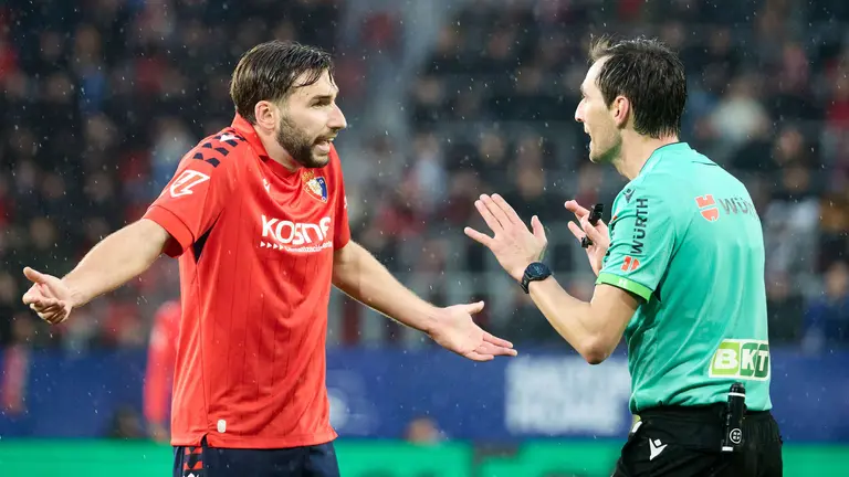 Jon Moncayola (7. CA Osasuna) y Ricardo de Burgos Bengoetxea (&aacute;rbitro del partido) durante el partido de La Liga EA Sports entre CA Osasuna y Villarreal CF disputado en el estadio de El Sadar en Pamplona. I&Ntilde;IGO ALZUGARAY