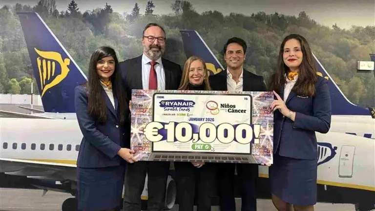 Pilar Lorenzo, directora de Responsabilidad Social Corporativa de la CUN, y &Aacute;lvaro Zabala, director de la CUN en Madrid, junto a profesionales y directivos de Ryanair durante el acto de entrega del donativo. CL&Iacute;NICA UNIVERSIDAD DE NAVARRA