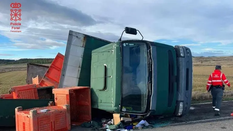 Imagen del cami&oacute;n volcado esta ma&ntilde;ana en Carcastillo. POLIC&Iacute;A FORAL