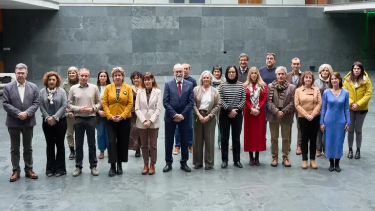 Entidades e instituci&oacute;n, con motivo del D&iacute;a Mundial contra el C&aacute;ncer. PARLAMENTO DE NAVARRA